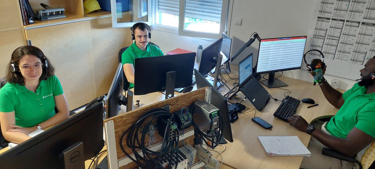 Service hotline : Lucie à la #biologie, Pierre et Ismaël pour le #process, et tous les autres pour les #moteurs et #épurateurs, m'ont appris à répondre au téléphone. C'est sympa le casque, il était presque à ma taille! 😉