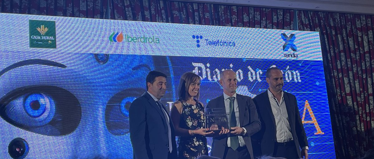 LidiaPCoca's tweet photo. Talento, trabajo, y esfuerzo que nos hacen a los ciudadanos la vida más fácil. Gracias #PremiosInnova @diariodeleon https://t.co/8BX73hBNf2