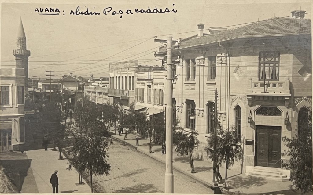 Adana'da Abidin Paşa Caddesi

Abidin Paşa, 1881-1884 yılları arasında Adana'da Valilik yapmış. Çok dil bilen, kültürlü ve çalışkan vali, adını verdiği bu caddenin de düzenlenmesini sağlamış. Abidin Paşa, ressam Abidin Dino'nun dedesiymiş.