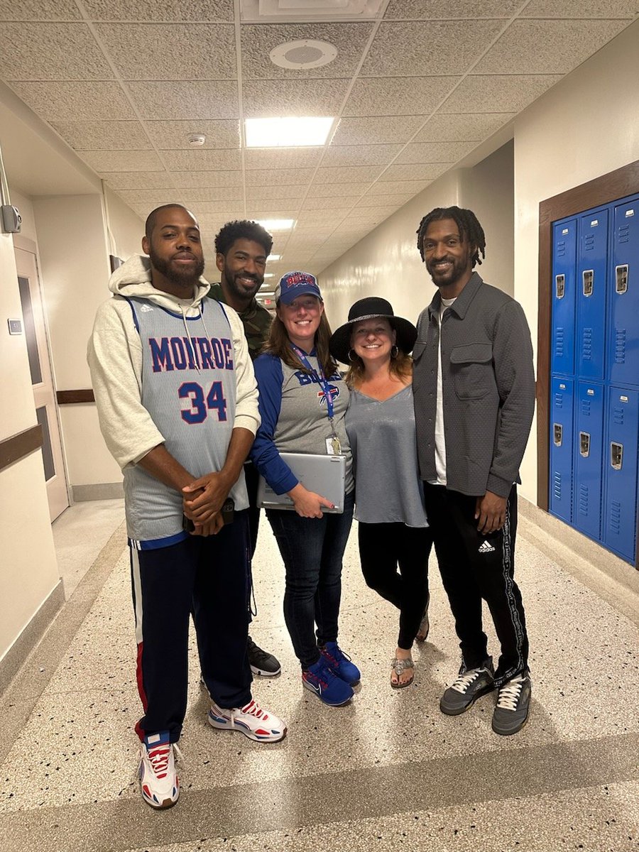 ChampionMason40's tweet photo. With me back at @RCSDMonroe I thought it was fitting to bring some former players as well as Alums in the building along with some people that went from being my teachers to coworkers @JMHSRedjackets
#RedJacketsForLife
#WelcomeToDeathRoe
#ClassOf09
#ClassOf11
#WhereItAllBegan https://t.co/tLvruQ8o21
