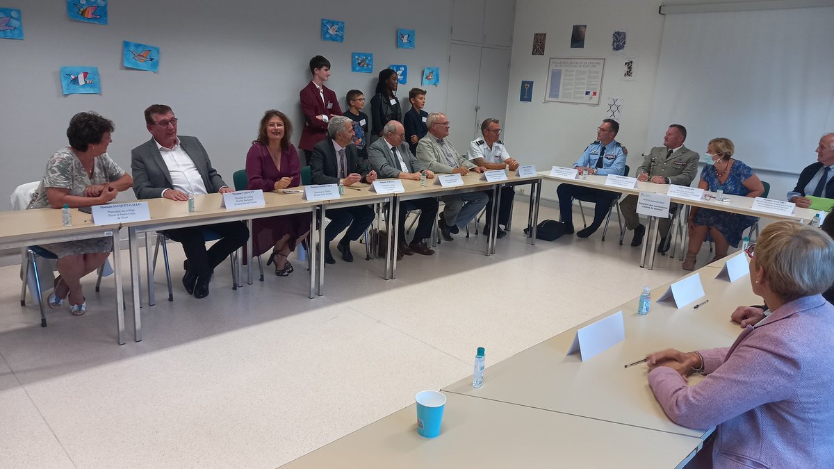 DSDEN79's tweet photo. Signature de 6 conventions "Classe de défense" à la DSDEN 79 en présence de nombreux partenaires, de chefs d'établissement,  d'enseignants et d'élèves #engagement #citoyenneté #ValeursdelaRépublique @v_guggiari
@BndicteRobert @acpoitiers https://t.co/wtWmQWG8Wr