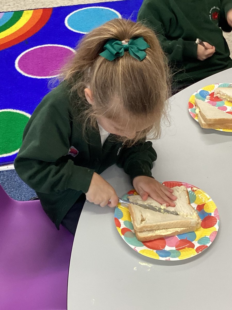Bwyd yw ein thema yr wythnos hon. Cawson ni hwyl yn paratoi a bwyta brechdan jam heddiw. 
Our learning theme this week is food. Today we  enjoyed preparing and eating  jam sandwiches🤤Blasus!

brechdan 🥪 
bara 🍞 
jam mefus🍓
hanner - half 
chwarter  -  quarter
torri  -  cut