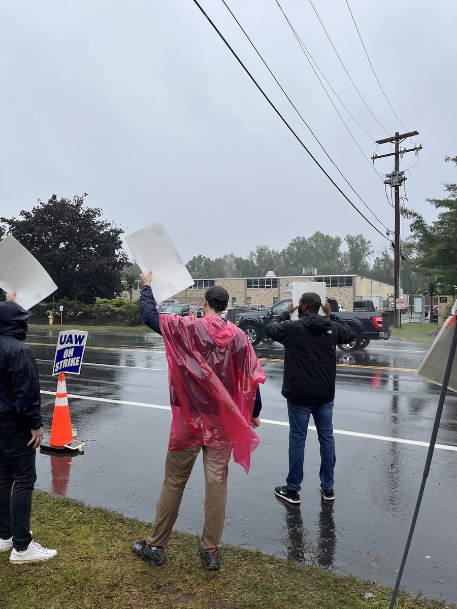 MondaireJones's tweet photo. Rain or shine, I’m standing with @uawregion9 workers in Tappan to fight for a fair contract. Record profits deserve record contracts. My message to the carmakers: pay your damn workers. #UAWStrike #UAWSolidarity https://t.co/Vmygt904Kv