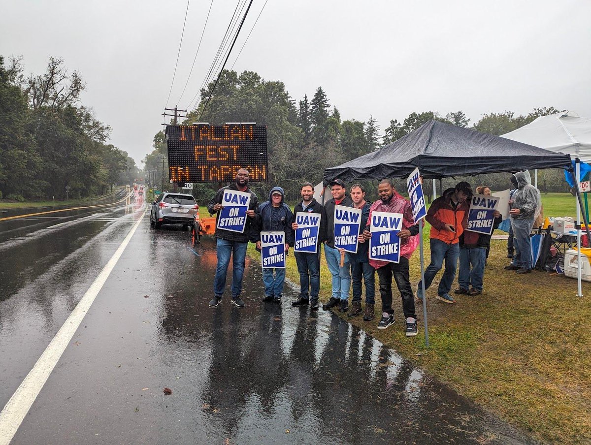 MondaireJones's tweet photo. Rain or shine, I’m standing with @uawregion9 workers in Tappan to fight for a fair contract. Record profits deserve record contracts. My message to the carmakers: pay your damn workers. #UAWStrike #UAWSolidarity https://t.co/Vmygt904Kv