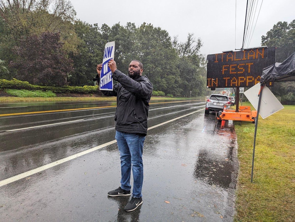 MondaireJones's tweet photo. Rain or shine, I’m standing with @uawregion9 workers in Tappan to fight for a fair contract. Record profits deserve record contracts. My message to the carmakers: pay your damn workers. #UAWStrike #UAWSolidarity https://t.co/Vmygt904Kv