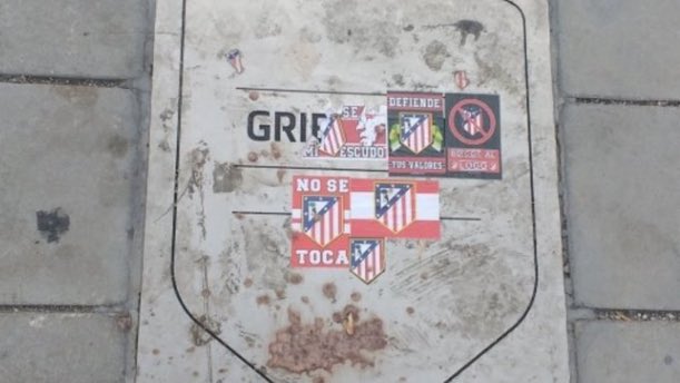 sandiafcb's tweet photo. Los Pateticos de Madrid alabando a Griezmann, habria que recordarles esto https://t.co/XtnS3LQvfB