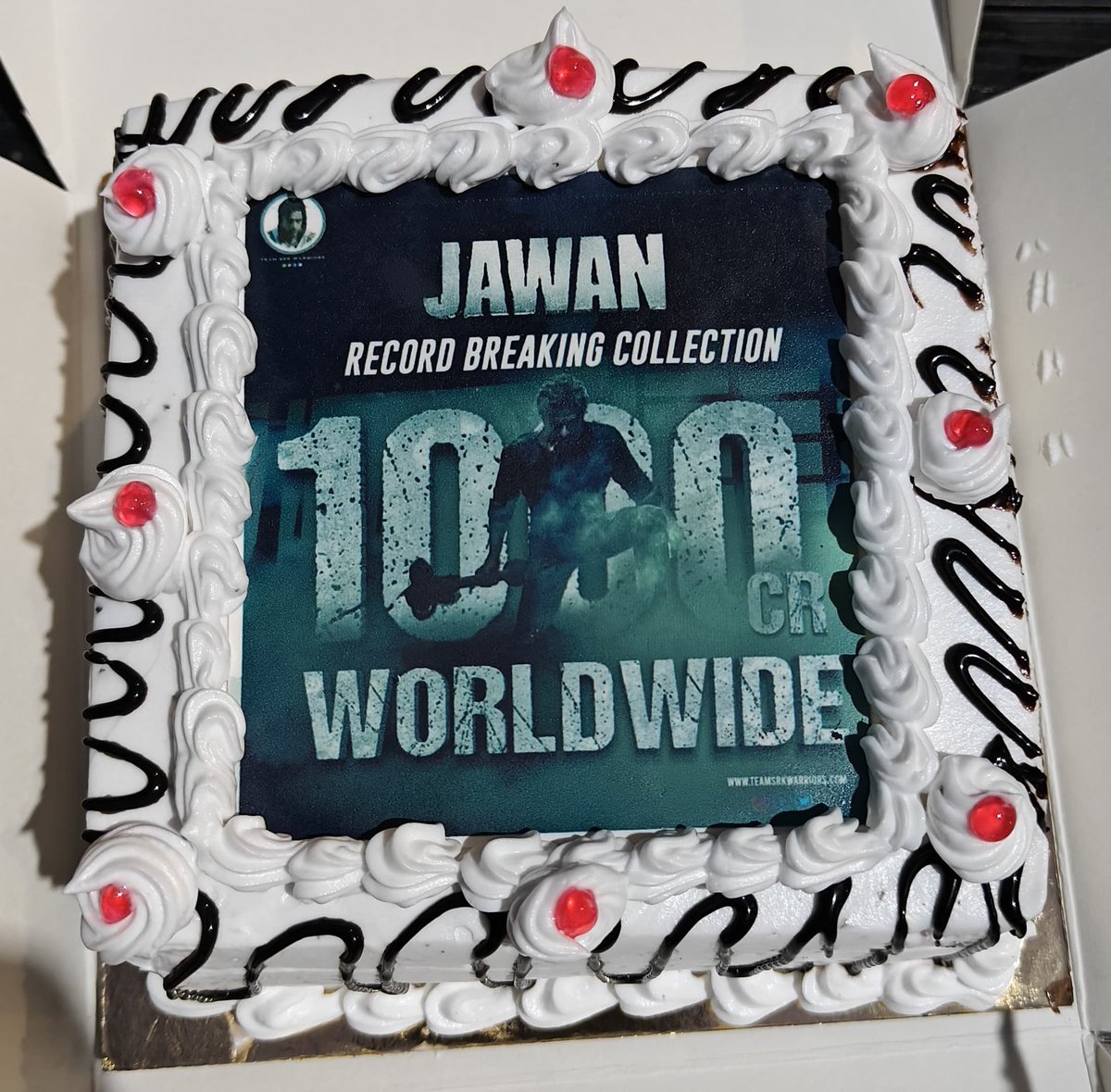 This is the love &amp; respect that fans have for SRK 🙌🏼 Back to Back 1000 Crores 🔥 Pathan, Jawan &amp; soon #Dunki 🥳  King Khan’s Era has Begun once again 👑

 #JawanKaToofan