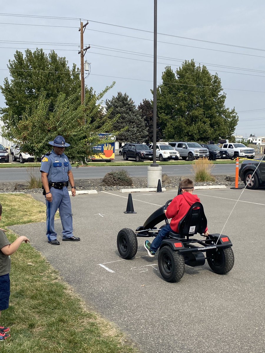WSPElProtector's tweet photo. Nos la pasamos muy bien en el carnaval de LambWeston. Educamos a la comunidad sobre el peligro de condición distraído usando lentes electrónicos y pedal karts. 🤡🎡🎪 #comunidad #servicioconhumildad #carnaval #seguridadvial #distracion https://t.co/oMcZGND5nf