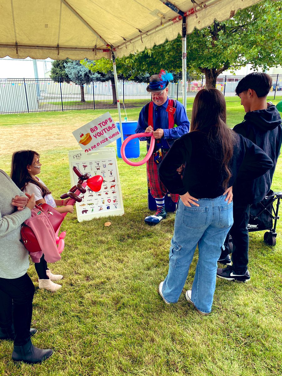 WSPElProtector's tweet photo. Nos la pasamos muy bien en el carnaval de LambWeston. Educamos a la comunidad sobre el peligro de condición distraído usando lentes electrónicos y pedal karts. 🤡🎡🎪 #comunidad #servicioconhumildad #carnaval #seguridadvial #distracion https://t.co/oMcZGND5nf