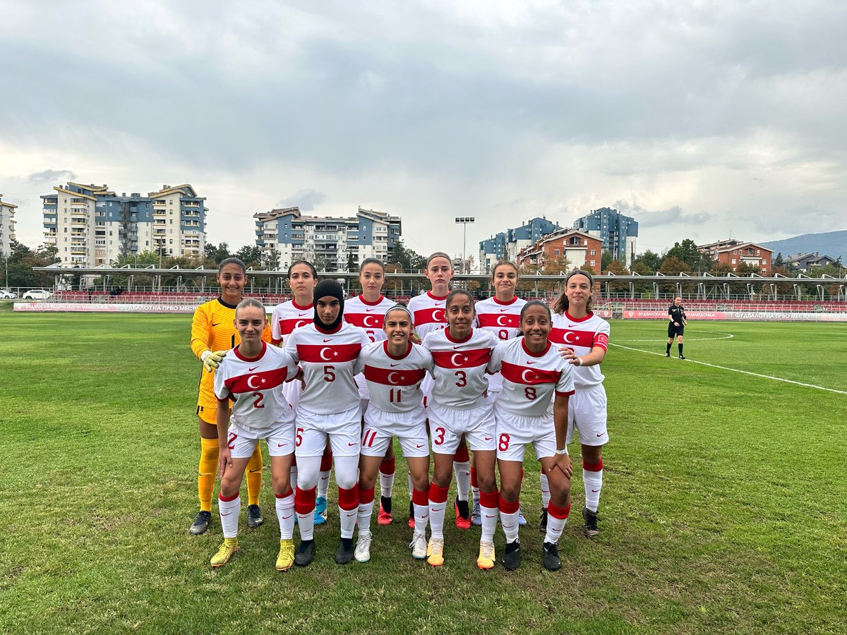 MilliTakimlar's tweet photo. U15 Kız Milli Takımımız, UEFA Gelişim Turnuvası'ndaki ilk maçında Kuzey Makedonya'yı 5-0 mağlup etti. 

Mücadelede Milli takımımızın gollerini 7. dakikada Esila Saraç, 20. ve 53. dakikalarda Buket Özsoy, 43. dakikada Dilara Pılıç ve 45. dakikada Elif Esra Şanlı attı. 

U15 Kız Milli Takımı, turnuvadaki ikinci maçında 27 Eylül'de Estonya ile karşılaşacak. #BizimÇocuklar 🇹🇷