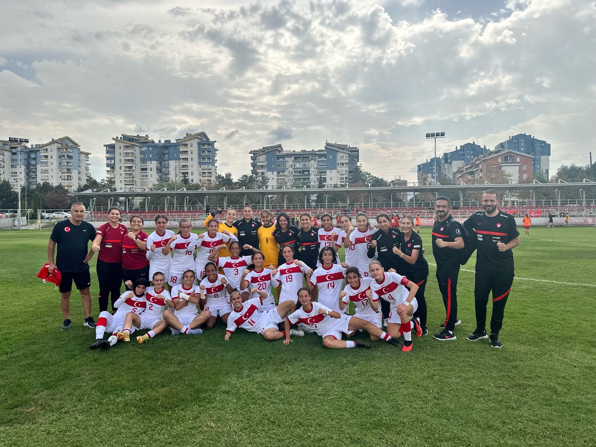 MilliTakimlar's tweet photo. U15 Kız Milli Takımımız, UEFA Gelişim Turnuvası'ndaki ilk maçında Kuzey Makedonya'yı 5-0 mağlup etti. 

Mücadelede Milli takımımızın gollerini 7. dakikada Esila Saraç, 20. ve 53. dakikalarda Buket Özsoy, 43. dakikada Dilara Pılıç ve 45. dakikada Elif Esra Şanlı attı. 

U15 Kız Milli Takımı, turnuvadaki ikinci maçında 27 Eylül'de Estonya ile karşılaşacak. #BizimÇocuklar 🇹🇷