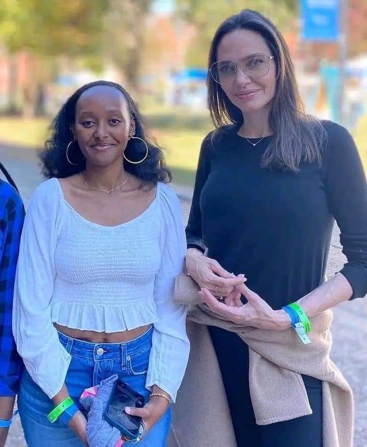 FEREW's tweet photo. አንጀሊና ጆሊ ከ17 ዓመቷ ልጇ ከዘሃራ ጆሊ ፒት ጋር የስፔልማን ዩኒቨርሲቲ ካምፓስን ጎበኘች።
  አንጀሊና ዘሃራን በጉዲፈቻ ተቀበለችው የሰባት ወር ሕፃን ልጅ እያለች ነው። ዘሃራ በሐዋሳ ከኢትዮጵያውያን ወላጆች መገኘቷ ይታወቃል።
(Africa is home) https://t.co/4MOSejlKHB