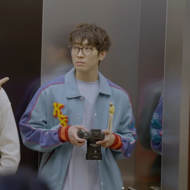 wwonddu's tweet photo. lmao. they might be twins, but the huge difference in their personalities is so loud 😭 dk danced along with baekho while wonwoo is CONFUSED AND LOST 😭

this dokyeom       vs         this wonwo https://t.co/SLfPGcSgnd