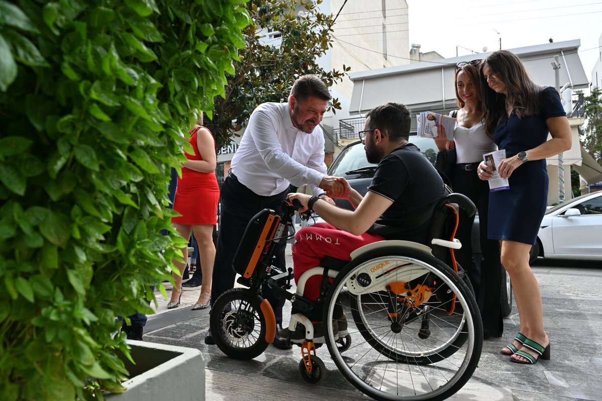 nhardalias's tweet photo. Βόλτα στον Άλιμο, δίπλα στους πολίτες! Τους ευχαριστώ για τη θερμή υποδοχή. Θέλω να ξέρουν πως θα δουλέψω σκληρά για αυτούς. Μόνο έτσι θα καταφέρουμε να φέρουμε αποτέλεσμα. Να βελτιώσουμε την καθημερινότητά τους και να δώσουμε λύσεις στα προβλήματά τους. 
#Αττική_Μπροστά https://t.co/FnmUX5y2on