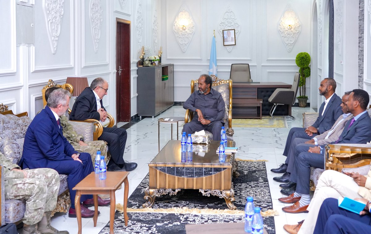 1/2 H.E. <a href="/HassanSMohamud/">Hassan Sheikh Mohamud</a> received Türkiye Ambassador to Somalia, Mr. Ibrahim M. Yagli, accompanied by TurkSom Chief Commander, Brigadier General Sebahattin Kalkan, in Dhuusamareeb, Galmudug. They discussed the latest security developments, among other issues of mutual interest.