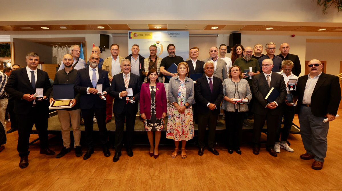 FundacionRO's tweet photo. La Fundación @RealOviedo recibe la medalla de bronce al mérito social penitenciario 🥉

Un compromiso más allá del terreno de juego 💙

✍🏻 https://t.co/fjuOBs2qrO

#RealOviedo
#FundaciónRO 🔵⚪️ https://t.co/wDkkeVkOvi