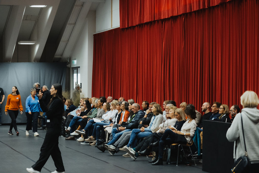 PhilosophicumL's tweet photo. Am Samstag referierten Peter Strasser, Philipp Blom, Fred Luks und Harald Welzer. Besinnlich endete der Tag  mit dem wunderbaren Klassikkonzert „Collage in Musik“, das gemeinsam mit der Hilti Foundation veranstaltet wurde. 🎻
#philosophicumlech
Fotos: K. Hauk https://t.co/A4r1xQhVIl