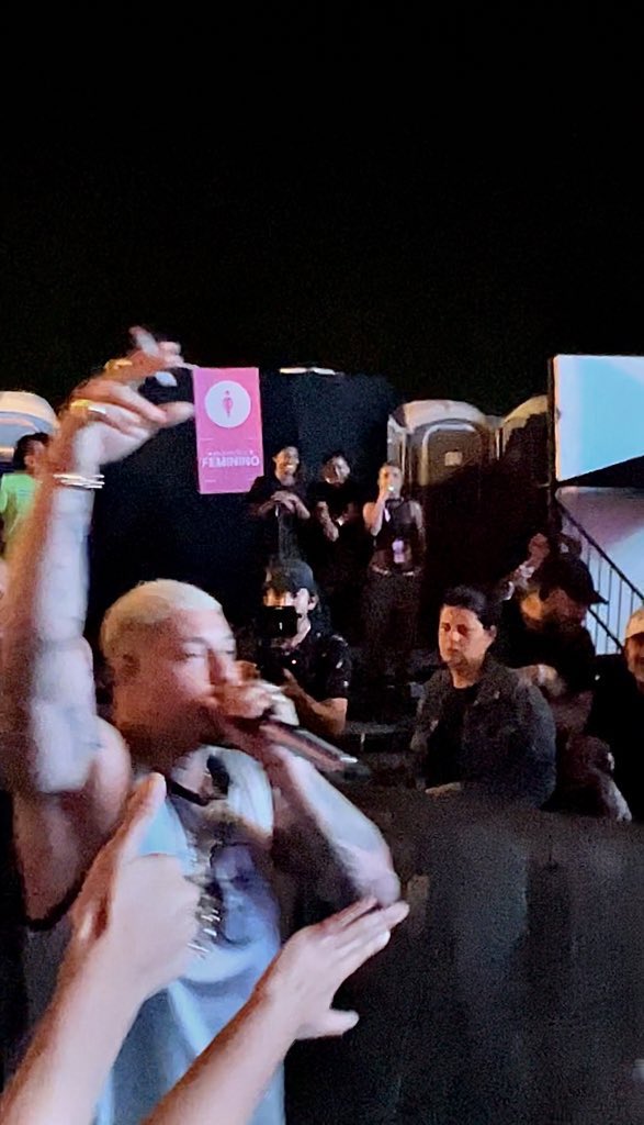 a distância que eu fiquei do filipe no primeiro show que eu fui dele e a distância que fiquei no sábado agr, exatamente 1 ano depois da primeira vez. consigo nem descrever como foi especial viver isso 🫶🏼🥹
