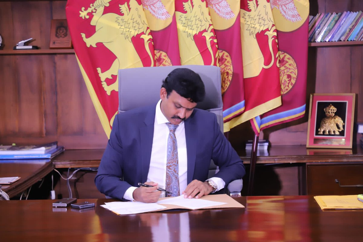 ThinakaranLK's tweet image. மேலும் 700 பட்டதாரி ஆசிரியர் நியமனம்;கிழக்கு ஆளுநர் கையொப்பம்

மேலதிக விபரம் &amp;gt;&amp;gt;&amp;gt; thinakaran.lk/?p=15766

#SenthilThondaman #TeachingAppointments #EasternProvince #EasternProvinceGovernor #Appointment #SriLanka #LKA #SL