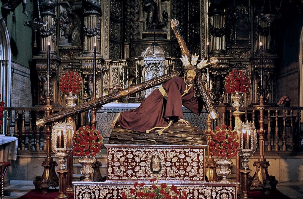 Nuestro Padre Jesús de las Penas dispuesto para su solemne besamanos en los años 80.