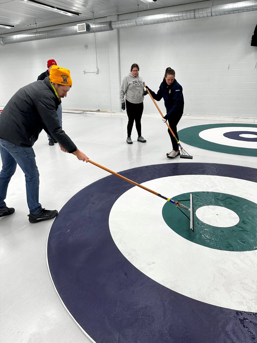 RocCurling's tweet photo. It's beginning to look a lot like CURLING. #roccurling #GoodCurling 🥌 https://t.co/MVHwFg9cHz