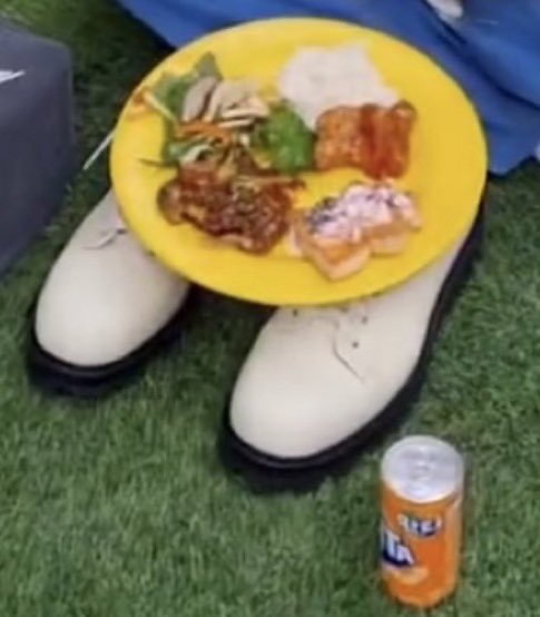 eggyisonline's tweet photo. “a plate of food on taehyung’s shoes”, 2023
acrylic on stone
4cm x 4cm https://t.co/sPzeELg0CQ
