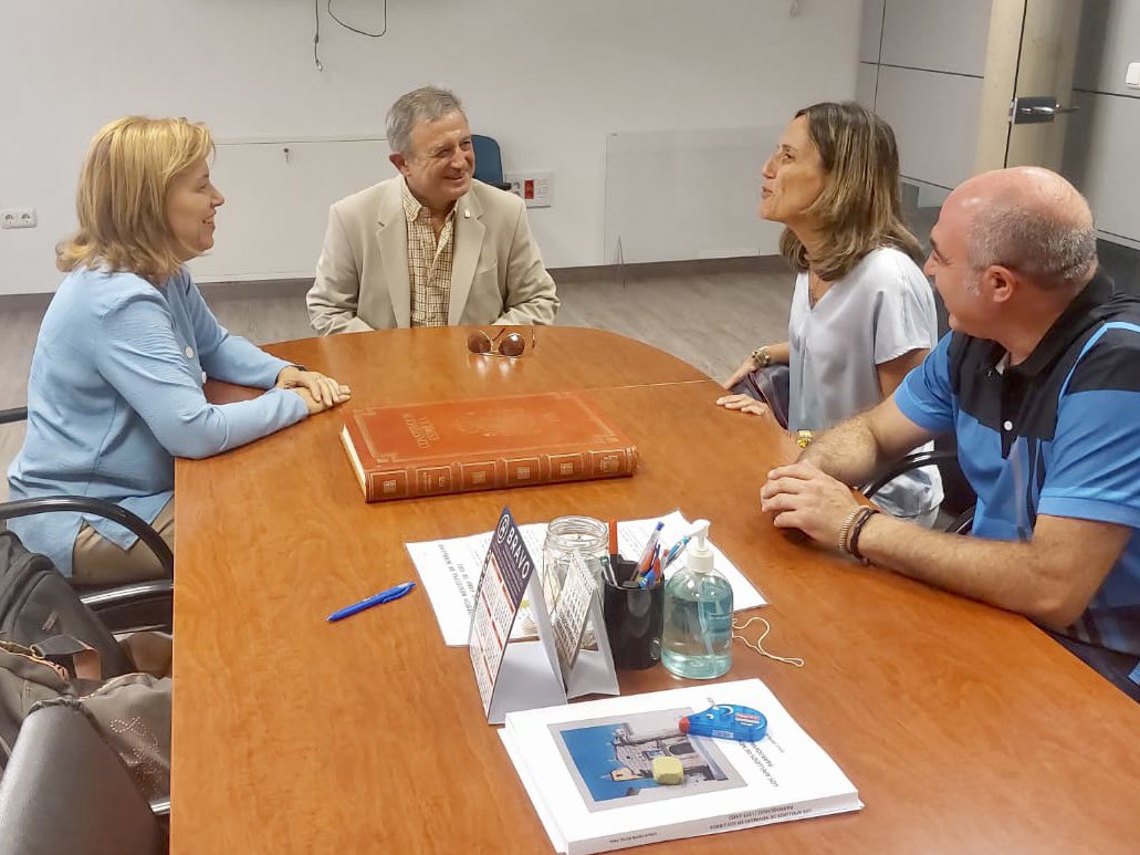 GobAragon's tweet photo. 🩺 Tras visitar Tarazona, principal afectada por el brote de #gastroenteritis, la directora de Salud Pública, Nuria Gayán, y técnicos del servicio se han reunido con responsables municipales de otros núcleos afectados.

📍#Torrellas #LosFayos #Novallas

🔗 https://t.co/TGlkM98s7f https://t.co/2hjr9yhQ1E