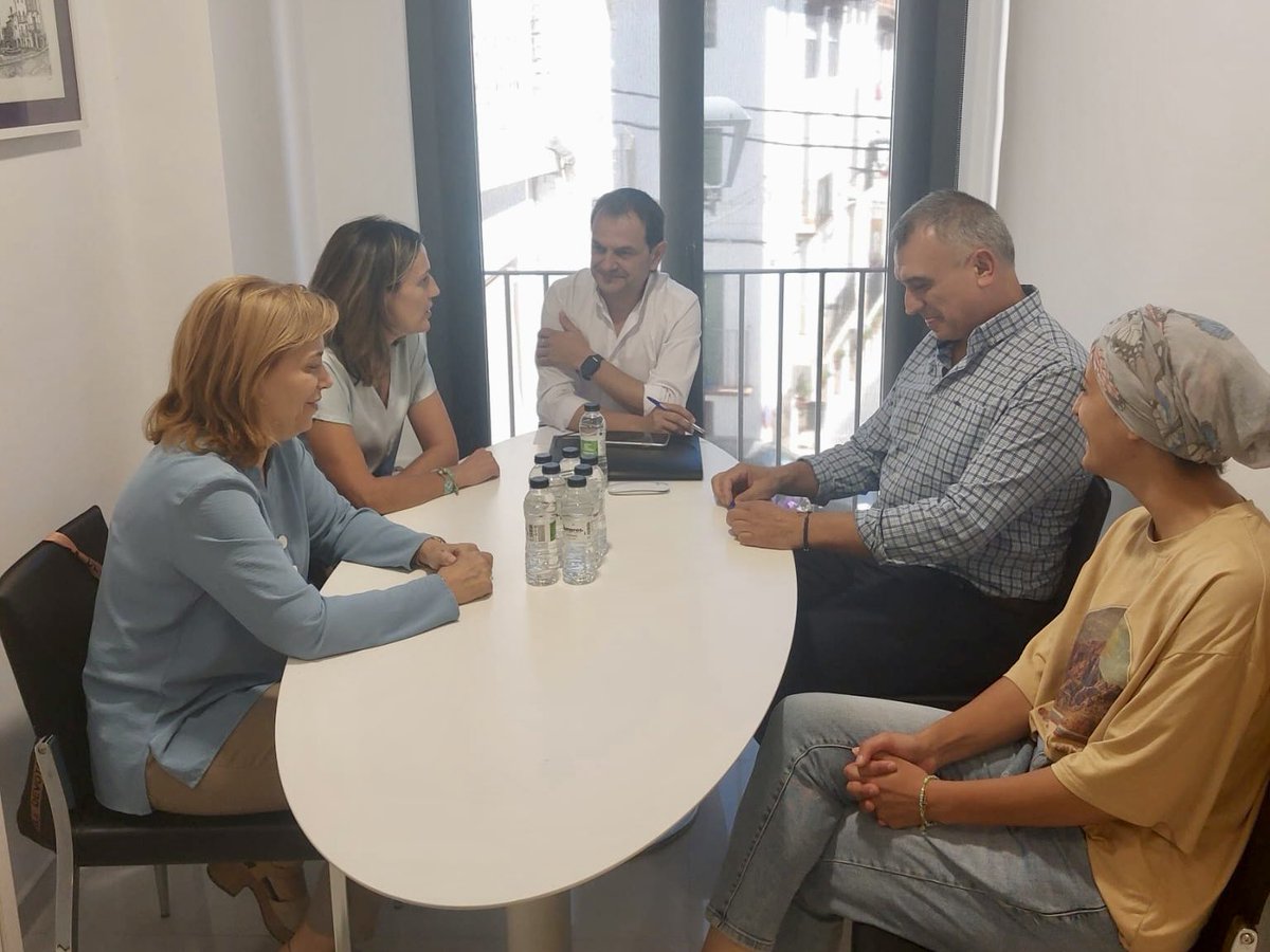 GobAragon's tweet photo. 🩺 Tras visitar Tarazona, principal afectada por el brote de #gastroenteritis, la directora de Salud Pública, Nuria Gayán, y técnicos del servicio se han reunido con responsables municipales de otros núcleos afectados.

📍#Torrellas #LosFayos #Novallas

🔗 https://t.co/TGlkM98s7f https://t.co/2hjr9yhQ1E