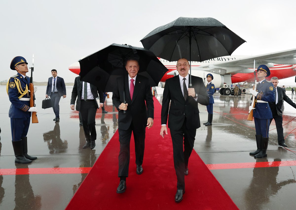 RTErdogan's tweet photo. Azerbaycan Cumhurbaşkanı, aziz kardeşim İlham Aliyev ile Türkiye'yi Türk dünyasına bağlayan Nahçıvan'da bir araya gelmekten memnuniyet duydum. 
 
“Tek millet, iki devlet” şiarıyla ilişkilerimizi ve iş birliğimizi her alanda güçlendirmek üzere çalışmalarımızı sürdürüyoruz. 🇹🇷🇦🇿   

Türkiye ve Azerbaycan ilişkileri, dünyada eşi benzeri bulunmayan müstesna bir konumdadır.

İlham kardeşimle imzaladığımız Şuşa Beyannamesi, ilişkilerimizi müttefiklik seviyesine yükselten bir dönüm noktasıdır.

Hazar Geçişli Uluslararası Doğu-Batı Orta Koridor'un önemi koronavirüs salgını ve bölgemizde yaşanan savaşlar neticesinde daha iyi anlaşılmıştır.

Bugün temelini attığımız Iğdır-Nahçıvan Doğal Gaz Hattı Projesi, Azerbaycan'la enerji alanındaki ortaklığımızı daha da derinleştireceği gibi Avrupa'nın enerji arz güvenliğine de katkı sağlayacaktır.

Ayrıca bugün Kars-Nahçıvan Demir Yolu Projesi'ne ilişkin mutabakat zaptını imzaladık, Nahçıvan'da modernizasyonunu gerçekleştirdiğimiz askerî bakım ve onarım fabrikasının açılışını yaptık.

Azerbaycan, İkinci Karabağ Savaşı'nın ardından geçen üç yıla yakın süre boyunca defaatle dile getirdiği meşru ve haklı endişelerine gereken karşılığı maalesef bulamadı.

Neticede kendi egemen topraklarında bir antiterör operasyonu gerçekleştirmek durumunda kaldı.

Muzaffer Azerbaycan ordusunu tarihî başarısı ve sivillere yönelik insani tavrı dolayısıyla canıgönülden tebrik ediyorum.

Azerbaycanlı kardeşlerimiz, Türk Milleti’nin adalet ve merhametini bir kez daha tüm dünyaya göstermişlerdir.    

Son zaferle birlikte bölgede kapsamlı bir normalleşme için yeni fırsat pencereleri açılmıştır.

Bu fırsatın değerlendirilmesi gerektiğine inanıyorum. Ermenistan'ın kendisine uzatılan barış elini tutmasını ve artık samimi adımlar atmasını bekliyoruz.

Bölgemizde barış, huzur ve refahın tesisi halklarımıza olan borcumuzdur. Biz bu borcu ifa etmek noktasında kararlıyız, samimiyiz.