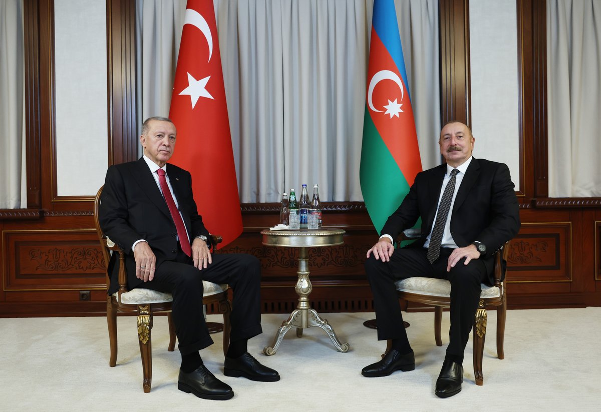 RTErdogan's tweet photo. Azerbaycan Cumhurbaşkanı, aziz kardeşim İlham Aliyev ile Türkiye'yi Türk dünyasına bağlayan Nahçıvan'da bir araya gelmekten memnuniyet duydum. 
 
“Tek millet, iki devlet” şiarıyla ilişkilerimizi ve iş birliğimizi her alanda güçlendirmek üzere çalışmalarımızı sürdürüyoruz. 🇹🇷🇦🇿   

Türkiye ve Azerbaycan ilişkileri, dünyada eşi benzeri bulunmayan müstesna bir konumdadır.

İlham kardeşimle imzaladığımız Şuşa Beyannamesi, ilişkilerimizi müttefiklik seviyesine yükselten bir dönüm noktasıdır.

Hazar Geçişli Uluslararası Doğu-Batı Orta Koridor'un önemi koronavirüs salgını ve bölgemizde yaşanan savaşlar neticesinde daha iyi anlaşılmıştır.

Bugün temelini attığımız Iğdır-Nahçıvan Doğal Gaz Hattı Projesi, Azerbaycan'la enerji alanındaki ortaklığımızı daha da derinleştireceği gibi Avrupa'nın enerji arz güvenliğine de katkı sağlayacaktır.

Ayrıca bugün Kars-Nahçıvan Demir Yolu Projesi'ne ilişkin mutabakat zaptını imzaladık, Nahçıvan'da modernizasyonunu gerçekleştirdiğimiz askerî bakım ve onarım fabrikasının açılışını yaptık.

Azerbaycan, İkinci Karabağ Savaşı'nın ardından geçen üç yıla yakın süre boyunca defaatle dile getirdiği meşru ve haklı endişelerine gereken karşılığı maalesef bulamadı.

Neticede kendi egemen topraklarında bir antiterör operasyonu gerçekleştirmek durumunda kaldı.

Muzaffer Azerbaycan ordusunu tarihî başarısı ve sivillere yönelik insani tavrı dolayısıyla canıgönülden tebrik ediyorum.

Azerbaycanlı kardeşlerimiz, Türk Milleti’nin adalet ve merhametini bir kez daha tüm dünyaya göstermişlerdir.    

Son zaferle birlikte bölgede kapsamlı bir normalleşme için yeni fırsat pencereleri açılmıştır.

Bu fırsatın değerlendirilmesi gerektiğine inanıyorum. Ermenistan'ın kendisine uzatılan barış elini tutmasını ve artık samimi adımlar atmasını bekliyoruz.

Bölgemizde barış, huzur ve refahın tesisi halklarımıza olan borcumuzdur. Biz bu borcu ifa etmek noktasında kararlıyız, samimiyiz.