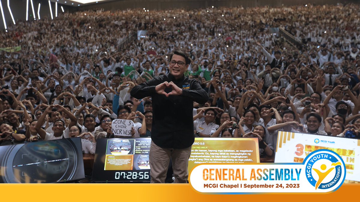 LOOK: Brother Daniel Razon, MCGI Servant, poses with the attendees of the MCGI Youth International General Assembly at the MCGI Chapel in Apalit, Pampanga. 

:
