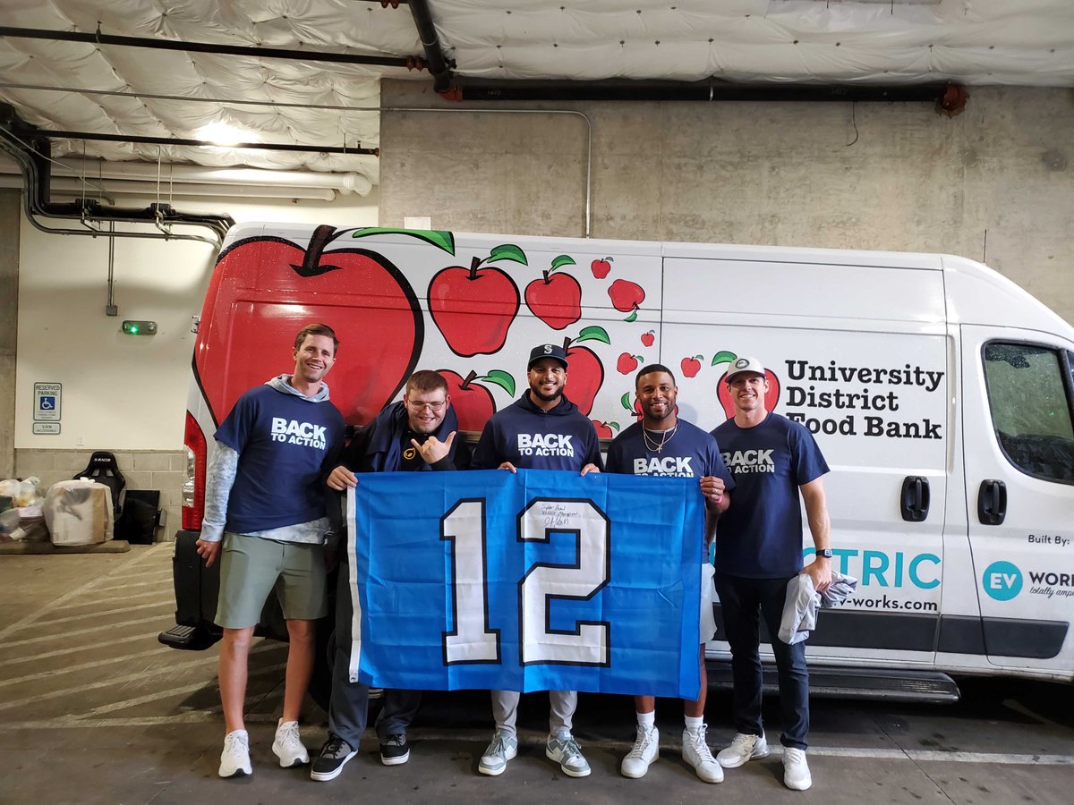 UDistFoodBank's tweet photo. @lesliedines @Seahawks An all star team of volunteers! https://t.co/gGASc3JVA4