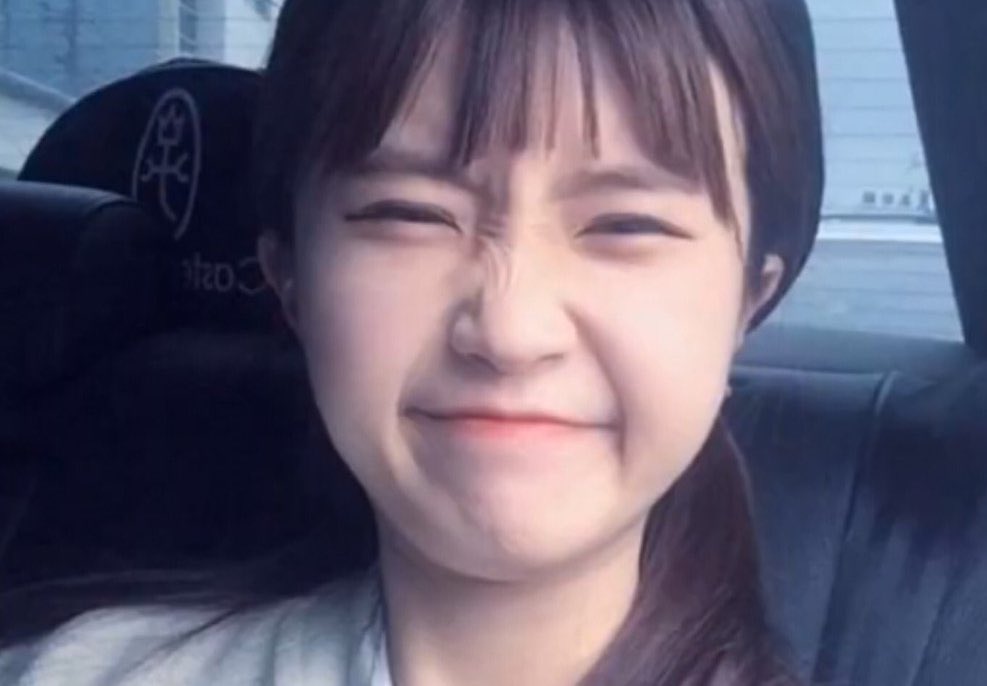 ハヨンの「😐」表情が好きです。