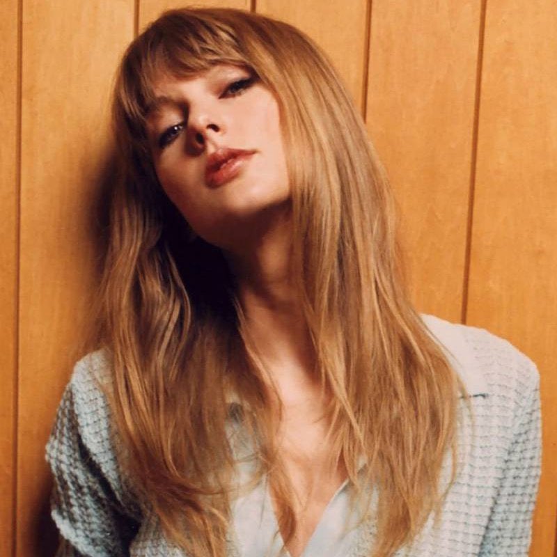 taylorswiftbr's tweet photo. ‼️ FOFOS! Uma fonte contou ao ET que Taylor Swift e Travis Kelce jantaram juntos ontem.

“Travis alugou o restaurante para sua família e equipe. Taylor chegou, usando um vestido jeans, e foi vista comendo, tomando alguns coquetéis e dançando ao lado de Travis.” https://t.co/vbRvy5NPYo