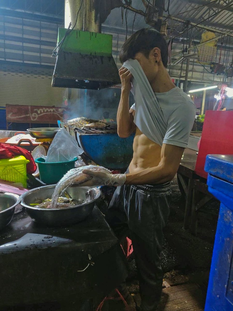 sm_ferm's tweet photo. พ่อค้าขายปลาที่ออกกำลังกายได้นิดนึง
#สกลนคร https://t.co/sOoiaNpHt8