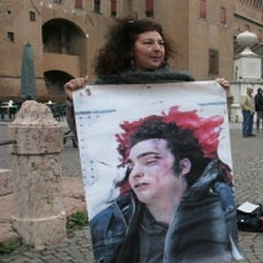 E' 'STATO' ucciso un ragazzo.
Federico Aldrovandi, all'alba del 25 settembre 2005, muore a seguito di un controllo di polizia.
GRIDAVA BASTA, AIUTO.
Non aveva commesso alcun reato.
Nel 2009, la condanna degli agenti.
Il giudice: «Ucciso senza una ragione».
#federicoaldrovandi