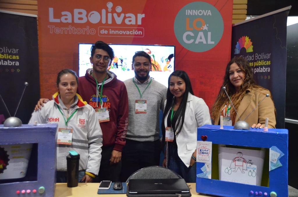 ¡Ya estamos en la #HackatónDistrital! 🎉 Un espacio en donde las 20 localidades de #Bogotá comparten diversos proyectos de innovación y empleabilidad.

Nuestro stand #LaBolívar territorio de innovación, presentará 5 hitos desde las áreas de derechos humanos y participación 👏🏼