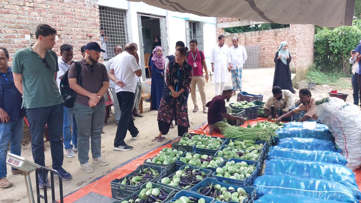 NLinBD1's tweet photo. 🇳🇱Emb. team visiting Cox's Bazar to observe 🇳🇱funded activities, both @ host community &amp; Rohingya camps. #GozaliaAggregationCentre Ramu supports farmers to increase productivity &amp; income with better market access. @UNHCR_BGD @FAOBangladesh @DutchMFA @wjpgeerts @WFPAsiaPacific https://t.co/zBSULq1jZL