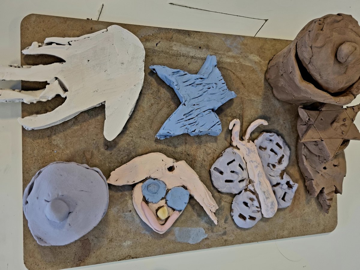 erbradfield's tweet image. Great visiting @PJCare this afternoon for #ThinkingHands pottery group - lots of fun painting glazes ready for firing! #NeurologicalCare #WellbeingThroughCreativity #ArtsInCareHomes #LoveMyJob