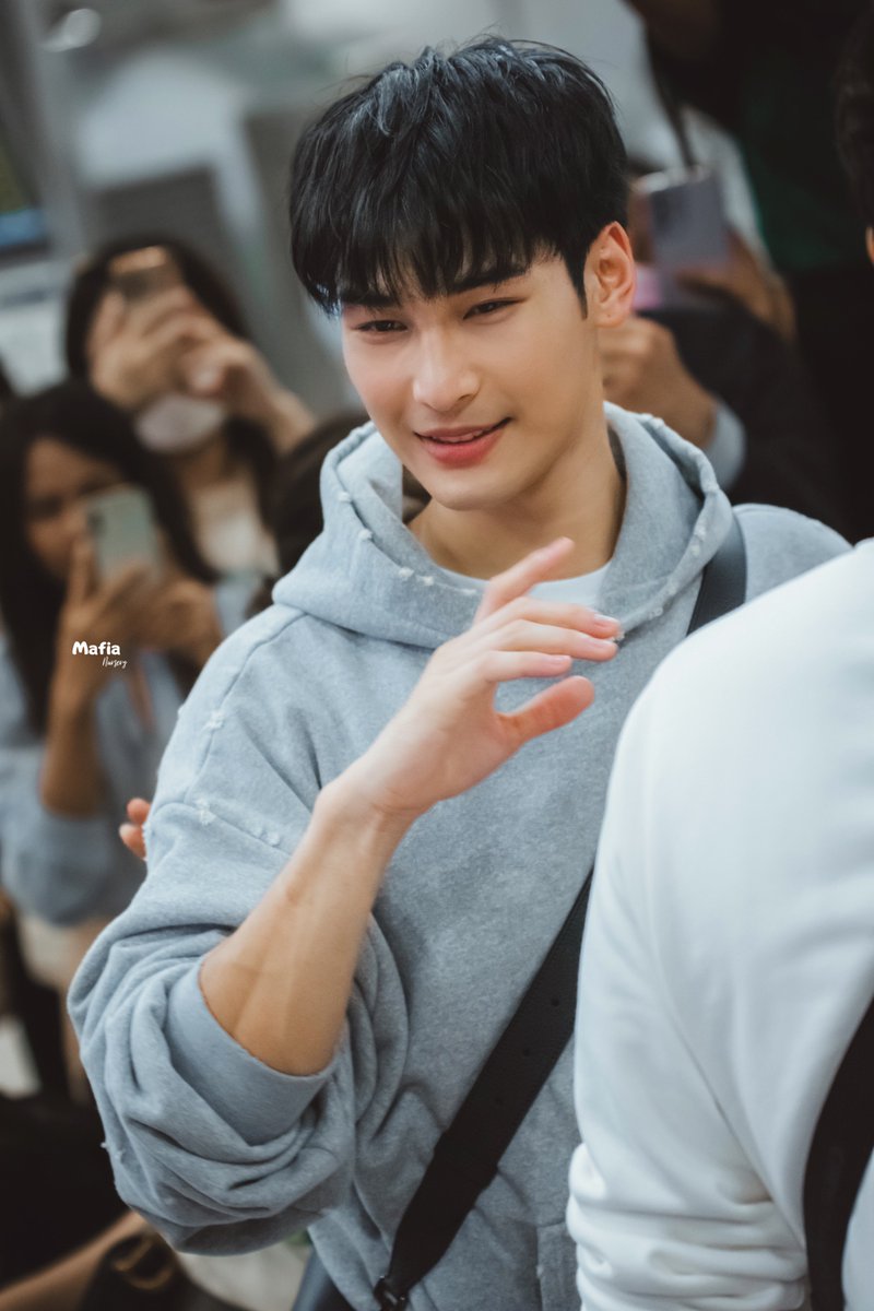 MafiaNursery's tweet photo. 24.09.23 | @Nnattawin1 

" รู้ตัวมั้ยว่าน่ารักมากอ่ะ ~ "

🛫 ʙᴋᴋ - ᴄᴅɢ
• #MileApoFlyToDiorSS24
 ꒰ #Nnattawin ; #apocolleagues ꒱
@Dior #Dior #DiorSS24 https://t.co/9aU2YJbQPI