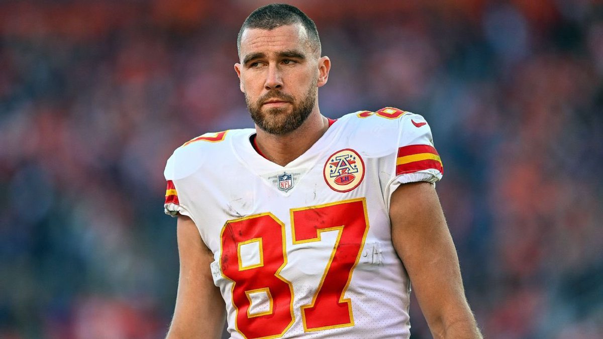 Travis Kelce rented out a restaurant for Taylor Swift and his team last night, ET reports.