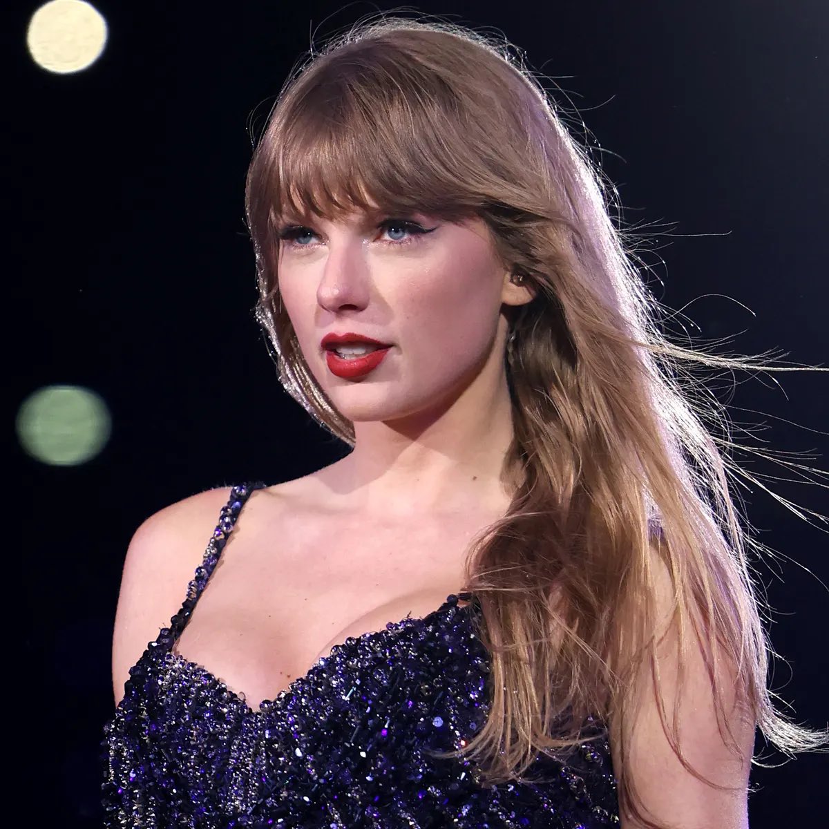 PopBase's tweet photo. Travis Kelce rented out a restaurant for Taylor Swift and his team last night, ET reports. https://t.co/psj8EQzIQQ
