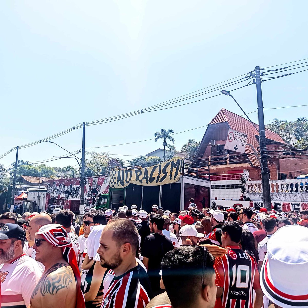 belemspfc's tweet image. #sp1 infelizmente a PM DE SÃO PAULO,IMPEDIU DE SER FEITO UM TRABALHO SOCIAL DE CONSCIENTIZAÇÃO RACIAL ONTEM NO MORUMBI,LEVAMOS FAIXAS,UM CAMINHÃO, PANFLETOS E ETC E FOMOS EXPULSOS DO MORUMBI, PARABÉNS POR CERCEAR NOSSOS DIREITOS ! ZONA OESTE DE LUTO,POR MORTE DE TORCEDOR.