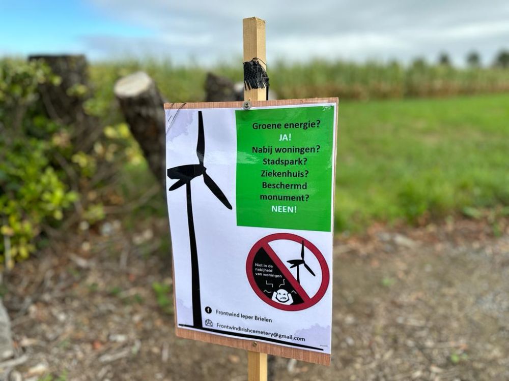 NieuwsIeper's tweet photo. "Respectloos": protest tegen plannen windmolens aan begraafplaatsen https://t.co/bB8FOkfs8E https://t.co/f76feupfi9