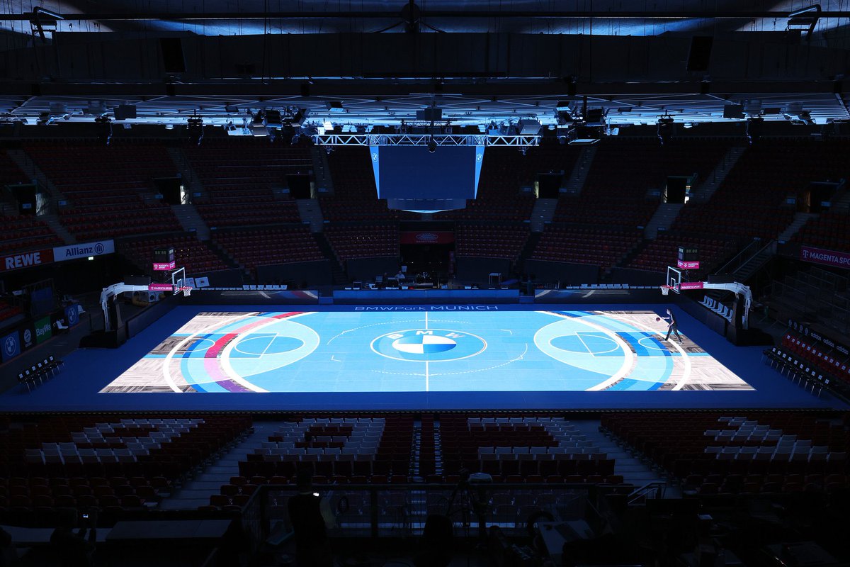 EuroLeagueFr's tweet image. Le BMW Park de Munich est désormais équipé du premier sol en verre LED !

➕Les avantages :

- absorption 1,8 fois plus performant qu’un parquet
- meilleur grip au sol
- usure moins importante qu’un parquet classique 
- un vrai show pour le public 🔥

Résultat vendredi soir pour…