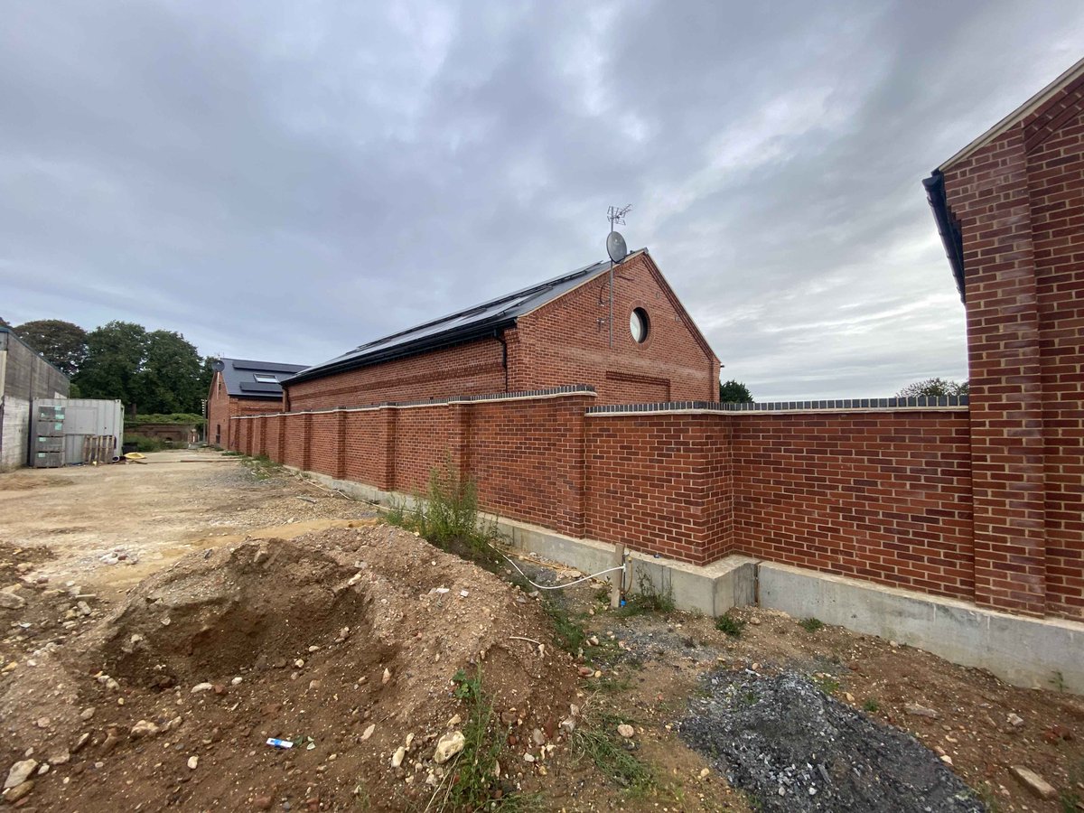 📸 More photos of the retaining wall we’ve built at our site in Wymondham

#construction #ukhousing #norfolk