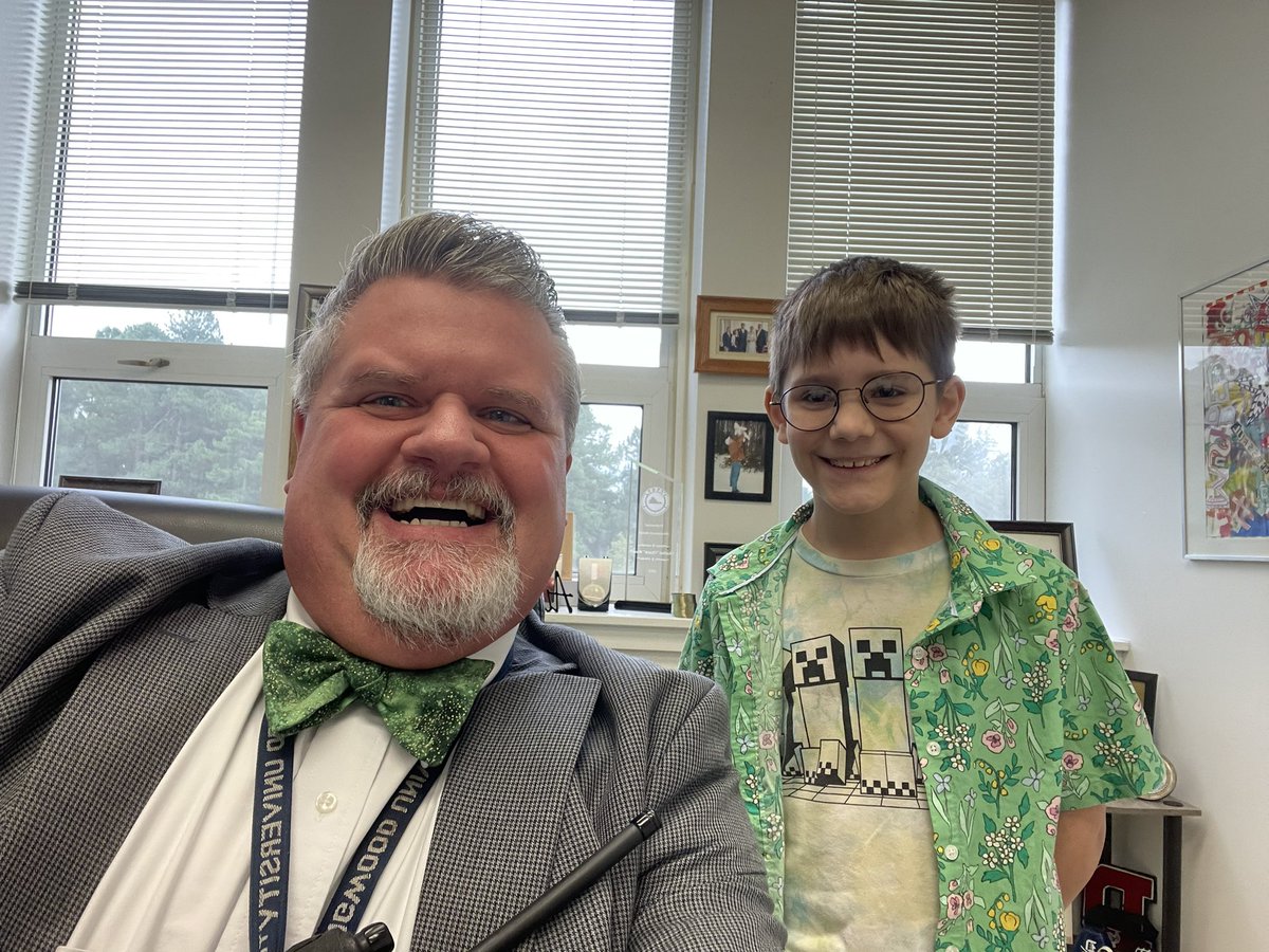 ChuckMossEDU's tweet photo. Knox held the door for a student behind him and when he saw some more students coming, he stayed and held the door for them! He’s our #MidwayElementary #GoodNewsCalloftheDay! @Din_CoSchools https://t.co/4Sp2WjuTlS