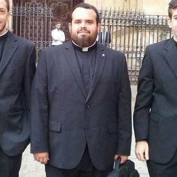 Este cura de la Diócesis de Málaga se llama Francisco Javier Cuenca Villalba. Hoy ha sido detenido por sedar y agredir sexualmente a 5 mujeres. La Iglesia es el mayor nido de pedófilos y violadores.