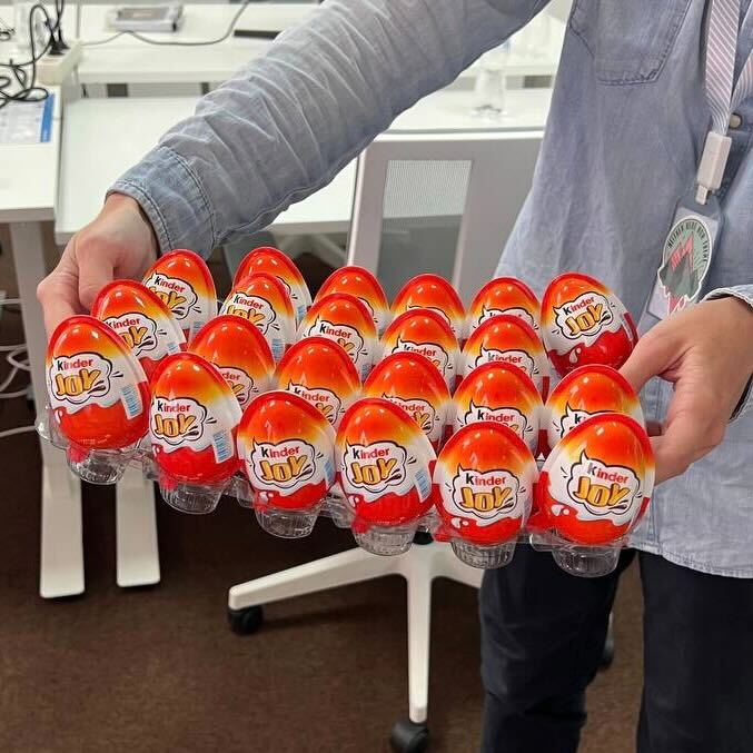 axdraft's tweet image. Building a strong team requires a delightful blend of collaboration, enthusiasm, and fun! Teamwork always brings joy and surprises to the table. Just like this big Kinder’s box shared with AXD friends. 😍

#TeamWork #AXDRAFT #DreamTeam