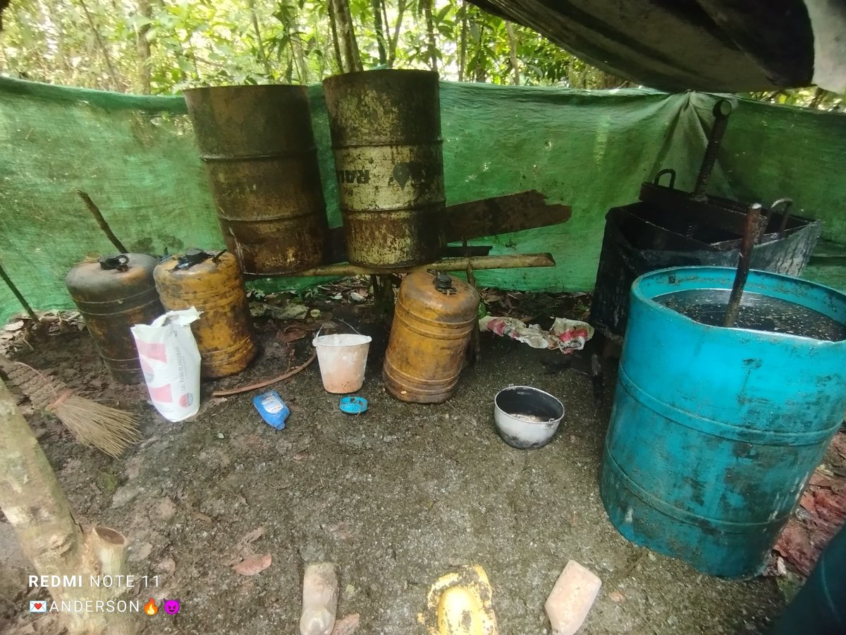 En San José de Uré, Córd, soldados de la #FuerzaDeTareaConjuntaAquiles, destruyeron 1 laboratorio para el procesamiento de pasta base de coca, el cual producía 22.500 kg del alcaloide al mes, por un valor aproximado de $90.000.000 al servicio del GAO Clan del Golfo. #PlanAyacucho